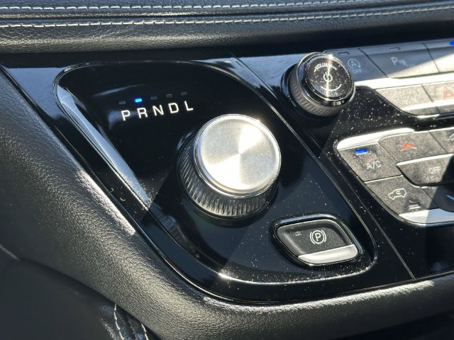 Certified 2025 Chrysler Pacifica Limited FWD image 17