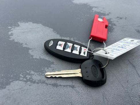 Used 2012 Kia Sedona LX w/ PWR Pkg image 32