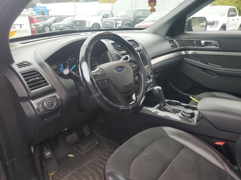 Used 2019 Ford Explorer XLT w/ Equipment Group 202A image 7