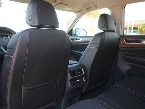 Used 2025 Volkswagen Atlas SE FWD image 13