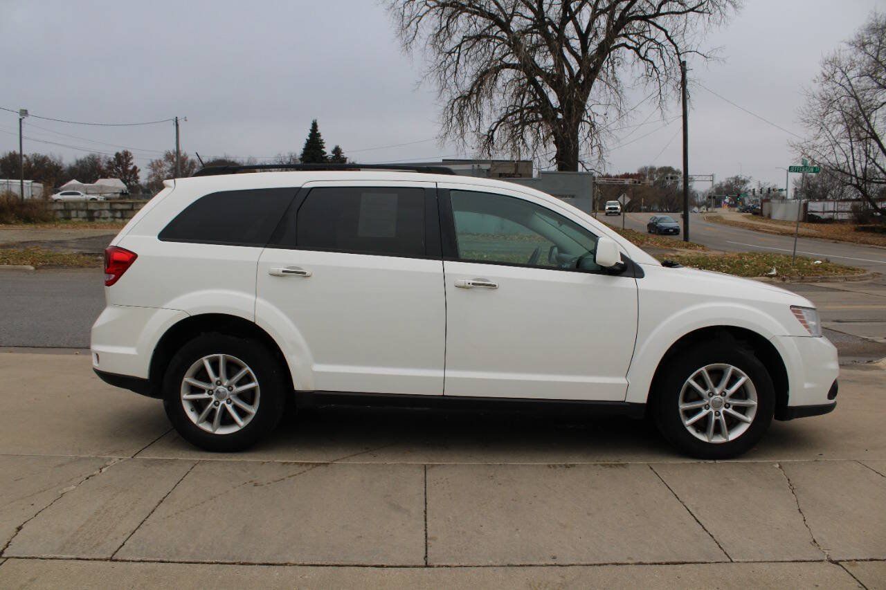 Used 2017 Dodge Journey SXT w/ Comfort/Convenience Group FWD image 3