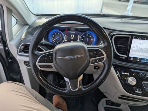 Used 2021 Chrysler Pacifica Touring-L image 9