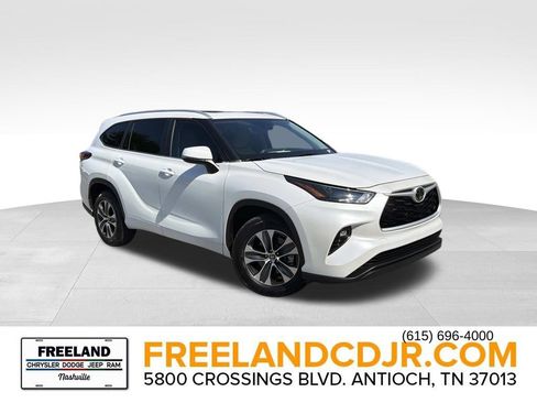 Used 2023 Toyota Highlander XLE FWD image 1