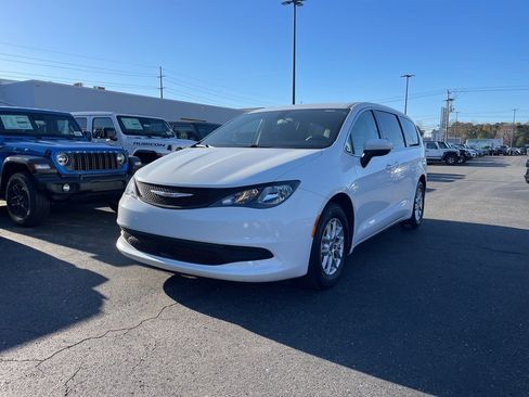 Used 2022 Chrysler Voyager LX image 2