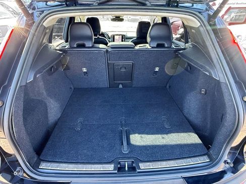 Used 2023 Volvo XC40 B5 Plus image 30