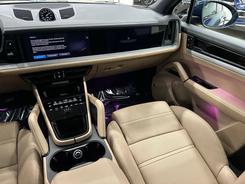 Used 2024 Porsche Cayenne image 4