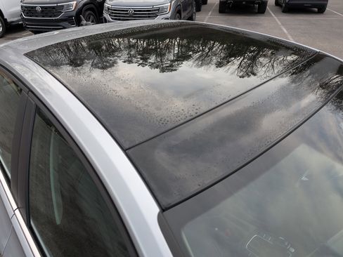 Used 2025 Volkswagen Jetta SE w/ Sunroof Package image 14