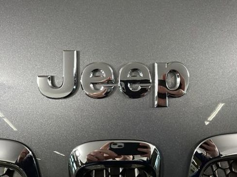 Used 2016 Jeep Cherokee Latitude w/ Cold Weather Group AWD/4WD image 9