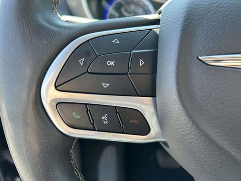 Used 2023 Chrysler Pacifica Touring-L FWD image 20