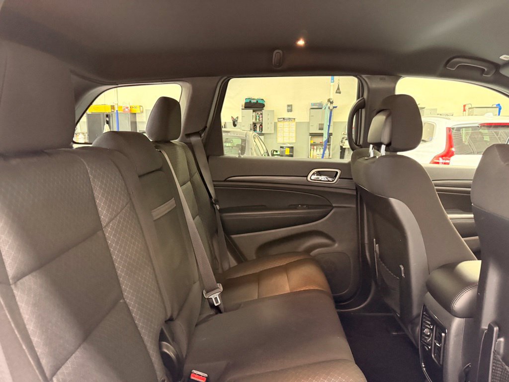 Used 2020 Jeep Grand Cherokee Laredo AWD/4WD image 27