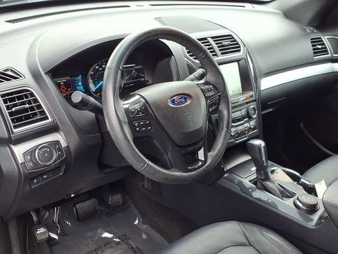 Used 2017 Ford Explorer XLT w/ Equipment Group 202A AWD/4WD image 19