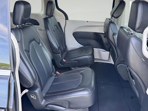 Used 2023 Chrysler Pacifica Touring-L FWD image 32