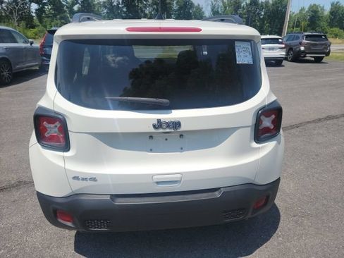 Used 2023 Jeep Renegade Latitude w/ Premium Group AWD/4WD image 4