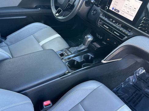 Used 2025 Toyota Camry SE w/ Convenience Package image 17