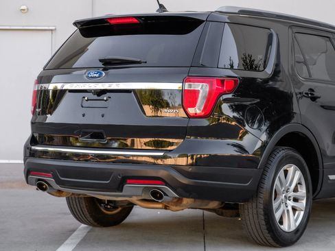 Used 2018 Ford Explorer XLT w/ Equipment Group 202A AWD/4WD image 5