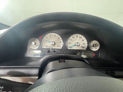 Used 2005 Ford Thunderbird Base image 17