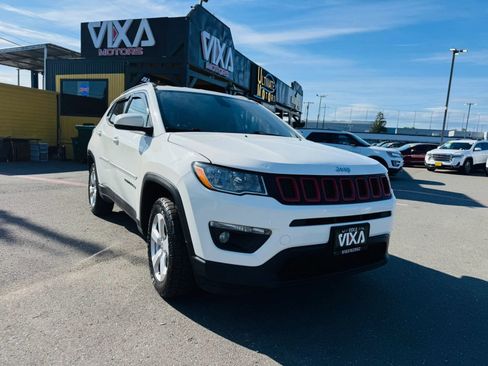 Used 2018 Jeep Compass Latitude w/ Popular Equipment Group AWD/4WD image 3