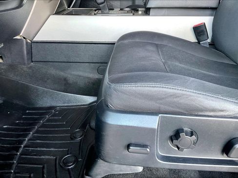 Used 2017 Ford Expedition XLT image 16