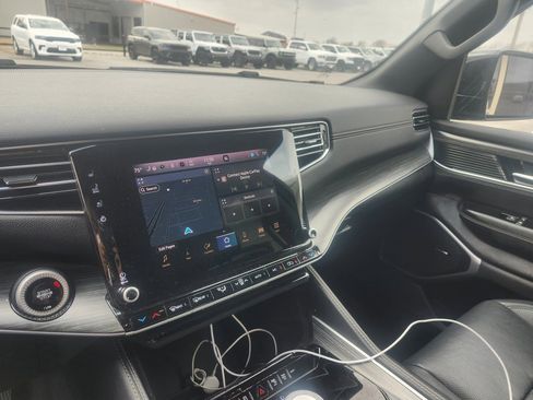 Used 2024 Jeep Wagoneer Series II w/ Flexible Seating Group image 18