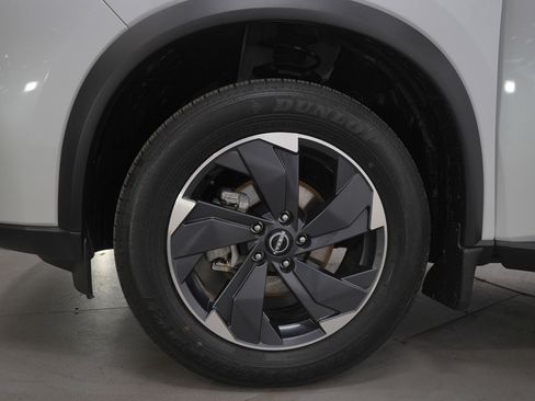 Used 2024 Nissan Rogue SV image 32