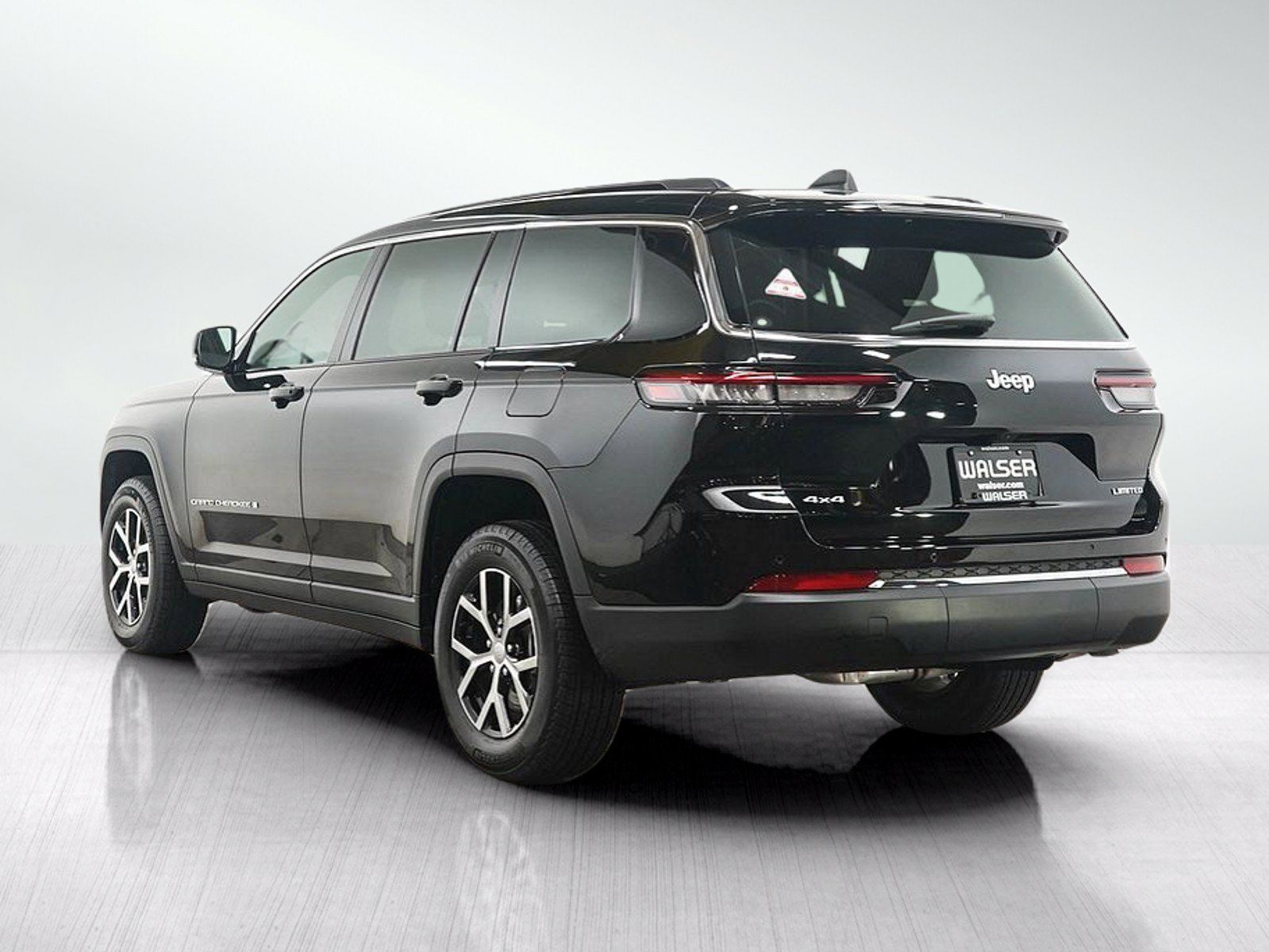 Used 2025 Jeep Grand Cherokee L Limited AWD/4WD image 3