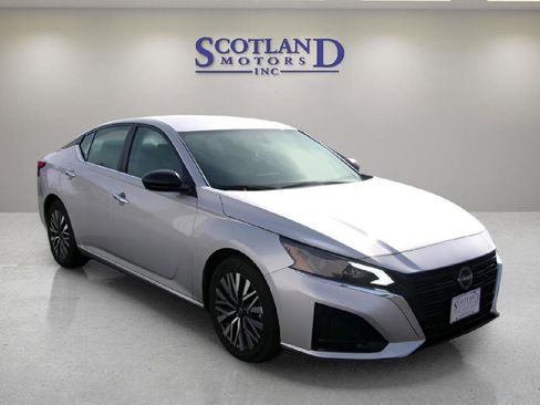 Used 2024 Nissan Altima 2.5 SV FWD image 4