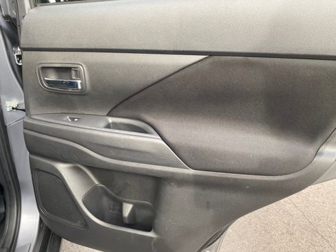 Used 2017 Mitsubishi Outlander ES image 43