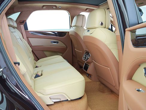 Used 2024 Bentley Bentayga image 34