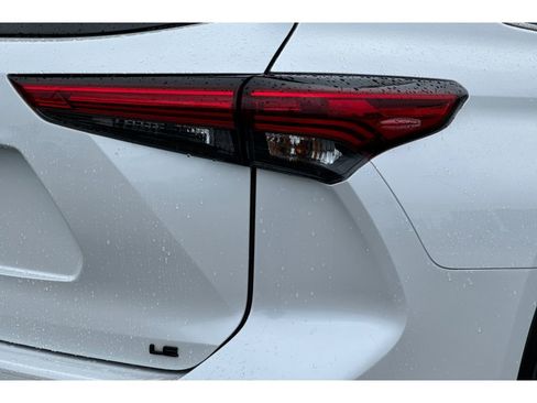 Certified 2023 Toyota Highlander FWD image 33