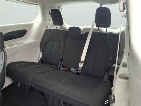 Used 2023 Chrysler Voyager LX image 10