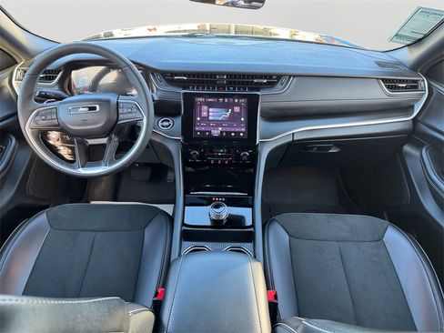 Used 2025 Jeep Grand Cherokee Altitude image 17