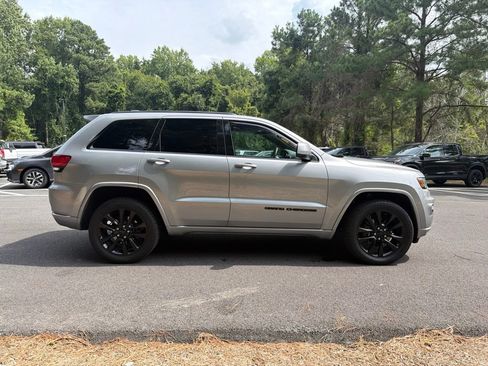 Used 2018 Jeep Grand Cherokee Altitude AWD/4WD image 5