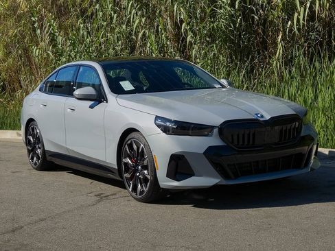 New 2026 BMW 550e xDrive image 2