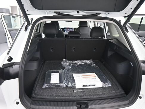 New 2026 Volkswagen Tiguan SE image 40