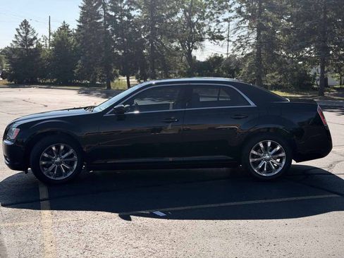 Used 2014 Chrysler 300 AWD image 7