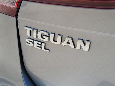 Used 2021 Volkswagen Tiguan SEL FWD image 11