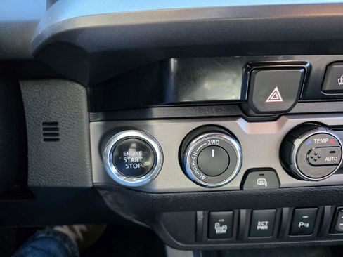 Used 2017 Toyota Tacoma TRD Off-Road image 30