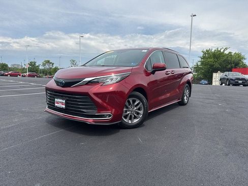 Used 2023 Toyota Sienna XLE FWD image 3
