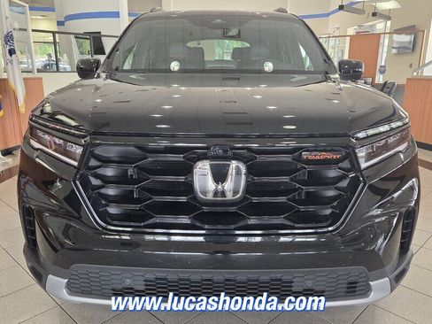 Used 2024 Honda Pilot TrailSport image 2