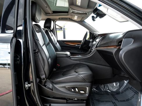 Used 2019 Cadillac Escalade Luxury AWD/4WD image 35