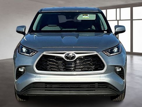 Used 2021 Toyota Highlander LE image 4