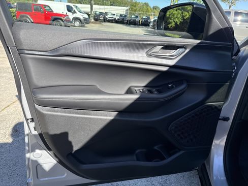 New 2025 Jeep Grand Cherokee Altitude image 10