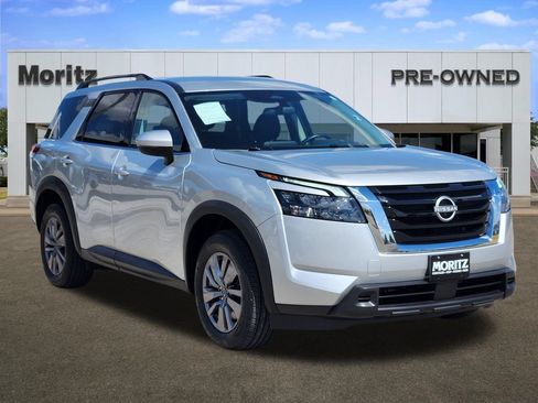 Used 2025 Nissan Pathfinder SV FWD image 3