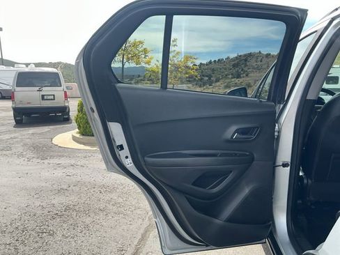 Used 2021 Chevrolet Trax LT AWD/4WD image 8