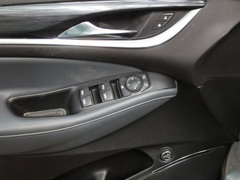 Used 2022 Buick Enclave Essence image 11