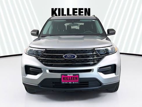 Used 2023 Ford Explorer XLT image 2