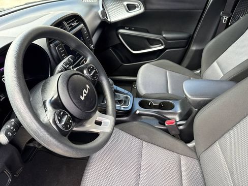 Used 2025 Kia Soul LX w/ LX Technology Package FWD image 17
