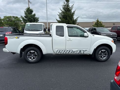 Used 2015 Nissan Frontier PRO-4X w/ Pro-4x Graphics Package AWD/4WD image 34
