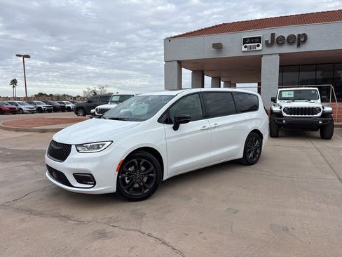 New 2026 Chrysler Pacifica Select image 1