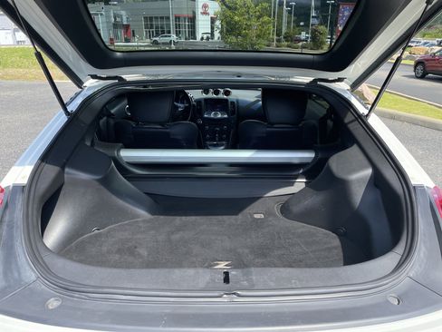 Used 2017 Nissan 370Z Touring RWD image 4